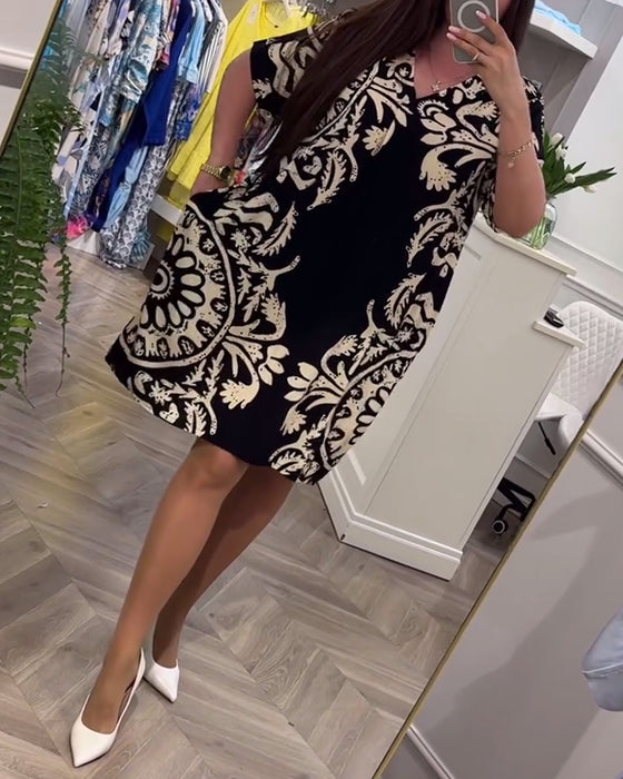 Retrotryckt lös klänning med V-ringning och kort ärm