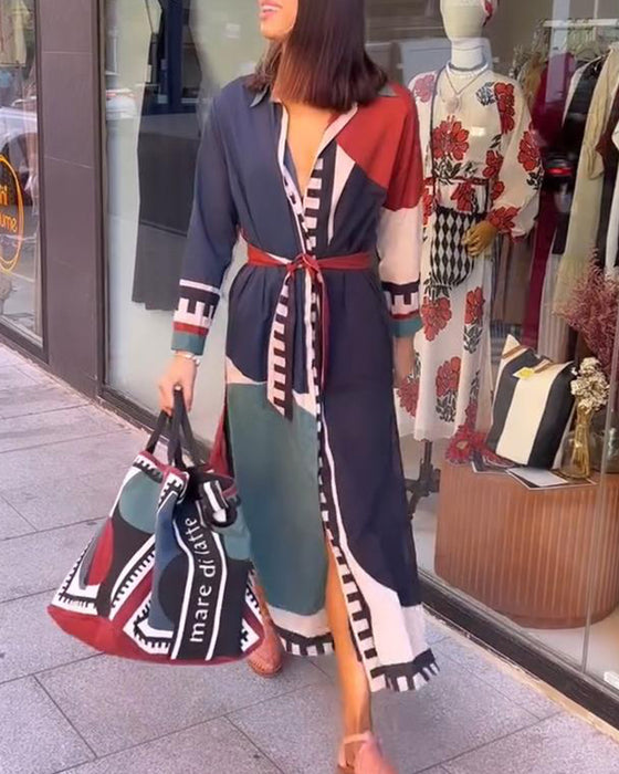 Avslappnad spetsklänning med färgblockstryck i lapel