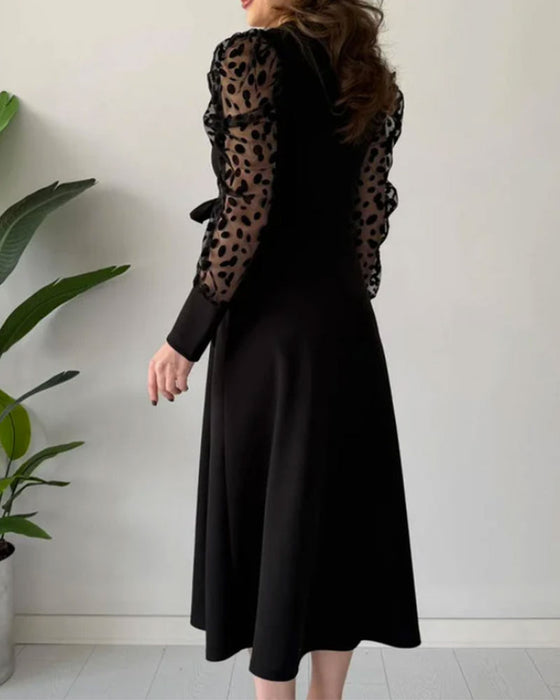 Klänning Med Flockad Detalj, Tüll Panel Design Och Elegant Silhuett