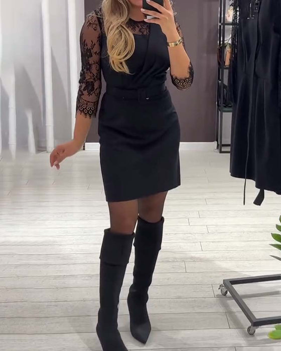 Klänning Med Midjesmäckande Design Och Lapptäcktsdetaljer