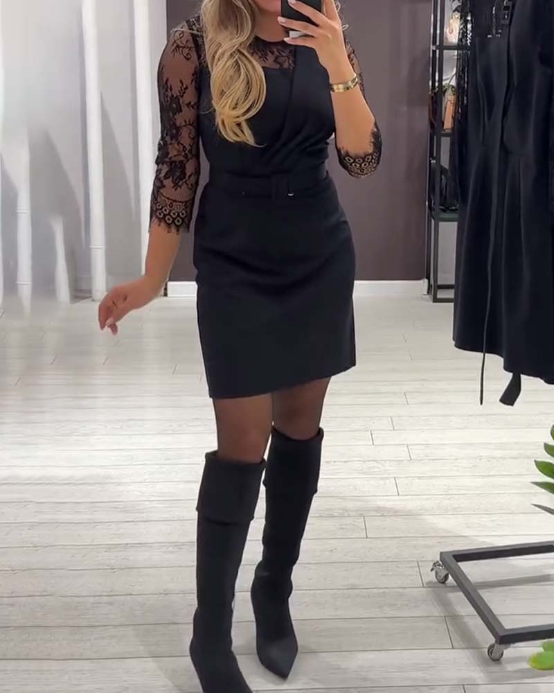 Klänning Med Midjesmäckande Design Och Lapptäcktsdetaljer