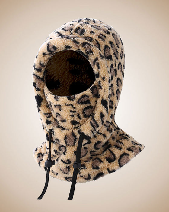 Varm integrerad mössa med leopardmönster