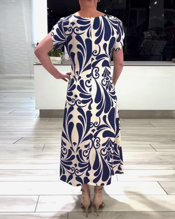 Elegant kortärmad klänning med kontrasttryck