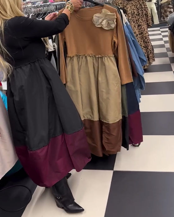 Elegant klänning med kontrasterande slitsar
