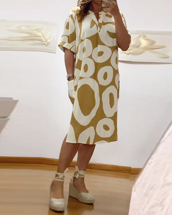 V-ringad ledig klänning med bokstavstryck