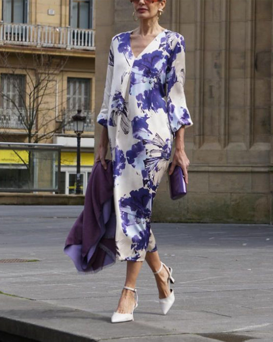 Elegant V-ringad klänning med tryck