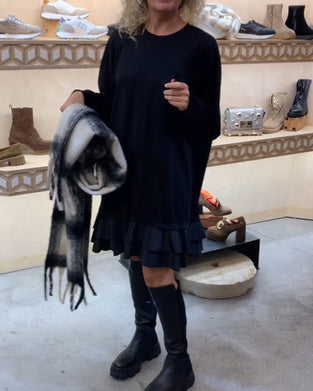 Klänning med elegant siluett och långa ärmar