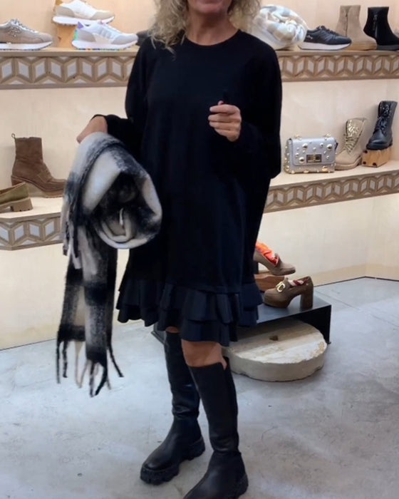 Klänning med elegant siluett och långa ärmar