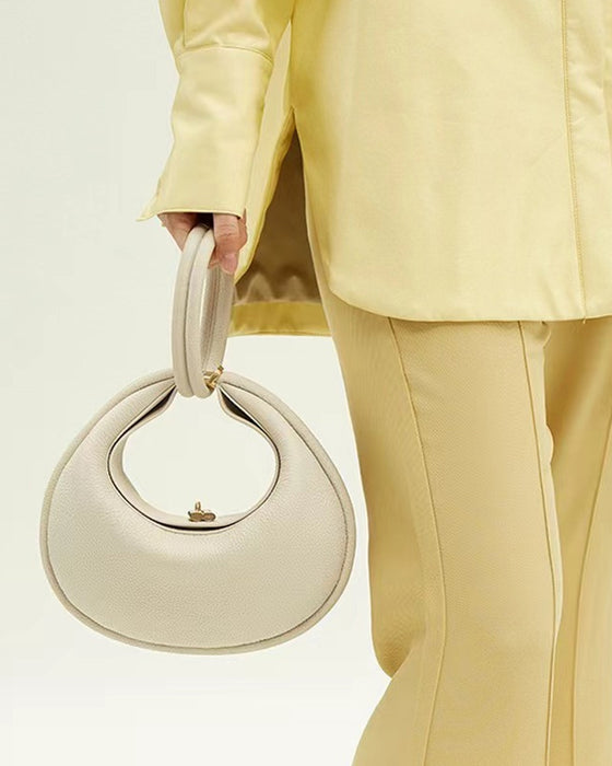 Enfärgad elegant halvmåneformad axelremsväska