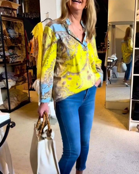 Blus med V-ringning och print