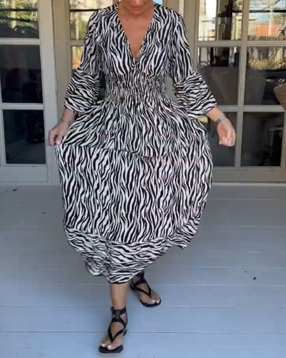 V-ringad klänning med randig tryck