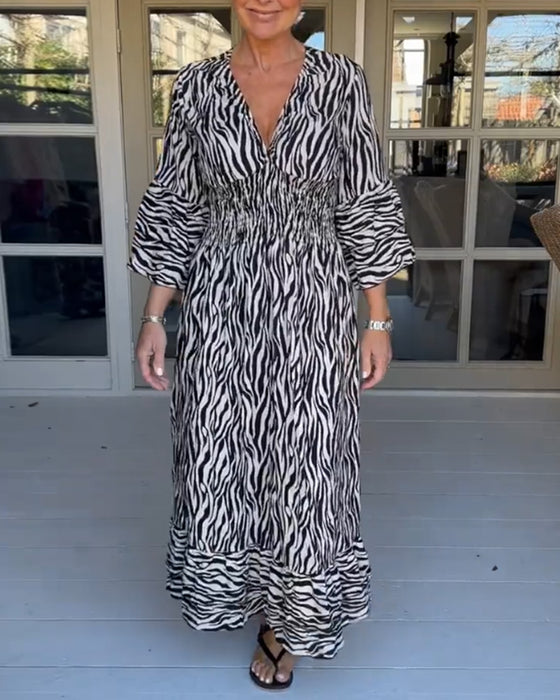 V-ringad klänning med randig tryck