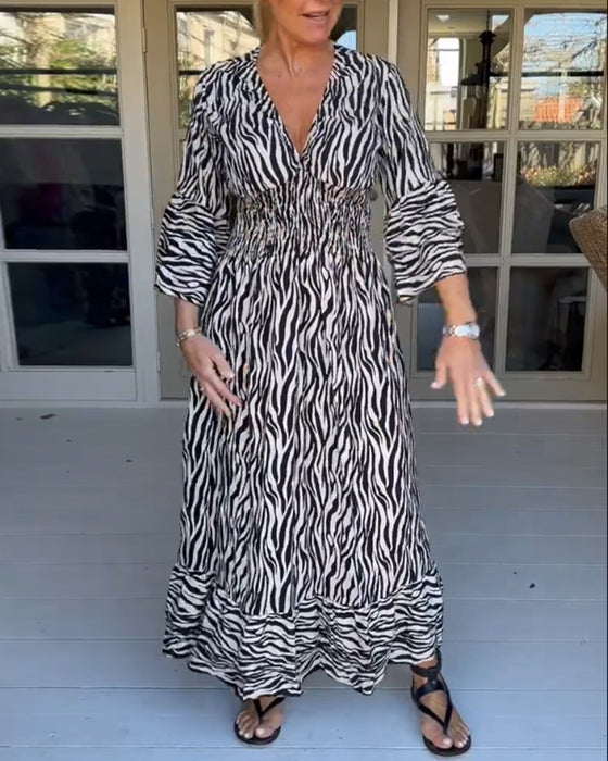 V-ringad klänning med randig tryck