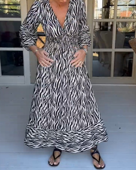 V-ringad klänning med randig tryck