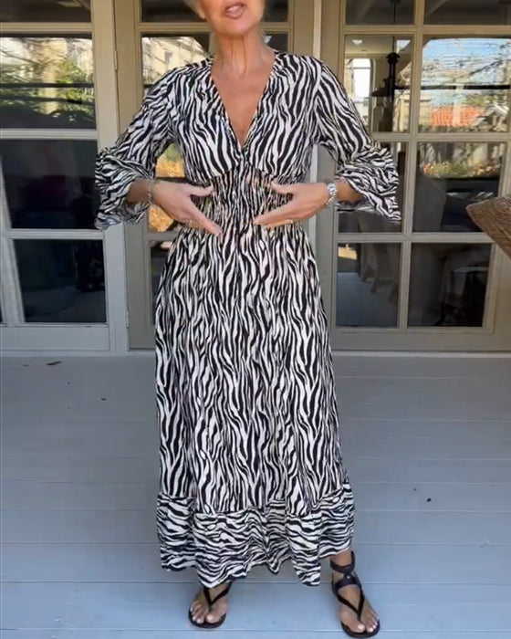 V-ringad klänning med randig tryck