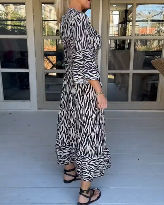 V-ringad klänning med randig tryck