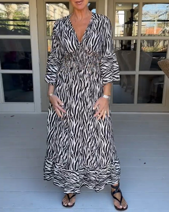 V-ringad klänning med randig tryck