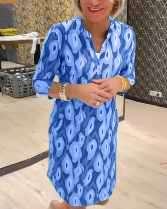 V-ringad klänning med trekvartsärm med tryck