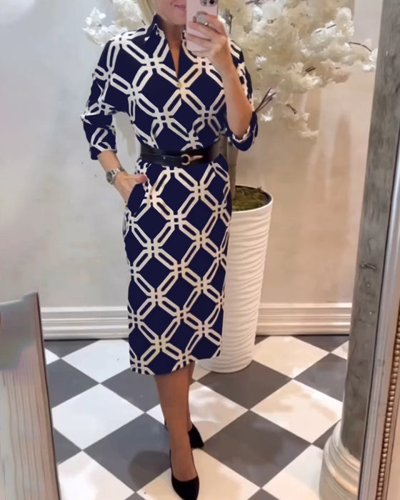 Elegant klänning med geometriskt tryck på sidan