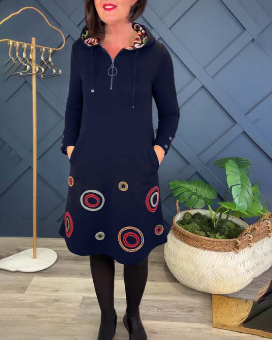 Avslappnad klänning med luva i cirkeltryck med dragkedja