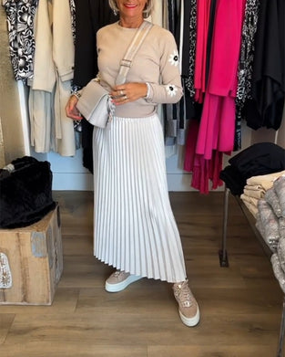 Plisserad enfärgad klänning