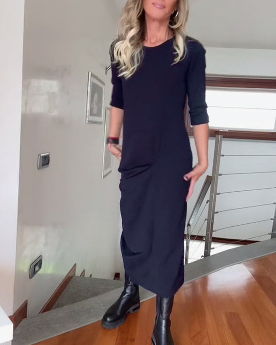 Elegant klänning i enfärgad plisserad rund hals