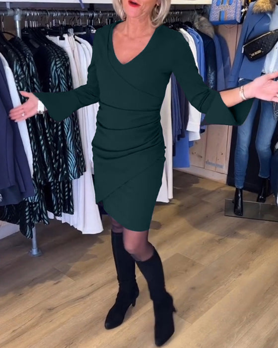 Klänning med V-hals och flarehylsa