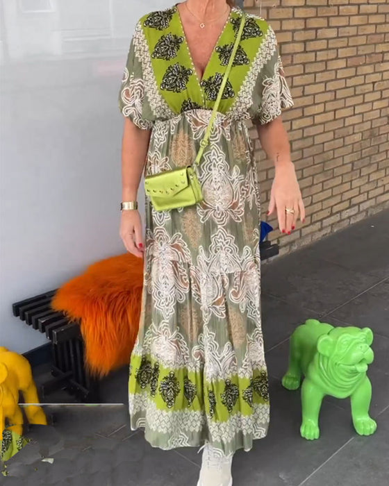 Avslappnad v-ringad kortärmad klänning med tryck