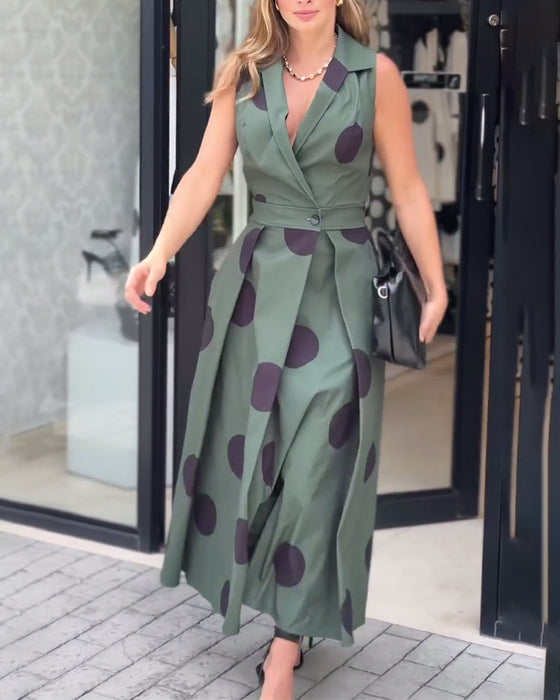 Elegant enfärgad klänning utan ärmslag