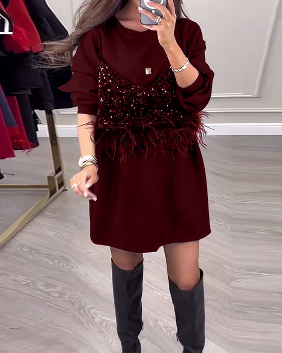 Moderiktig enfärgad klänning med paljett och fjäderpatchwork