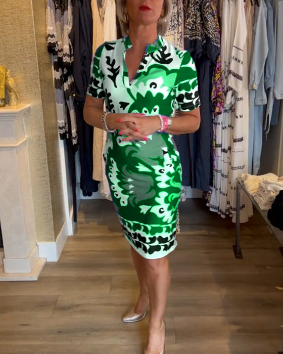 Kortärmad v-ringad klänning med tryck