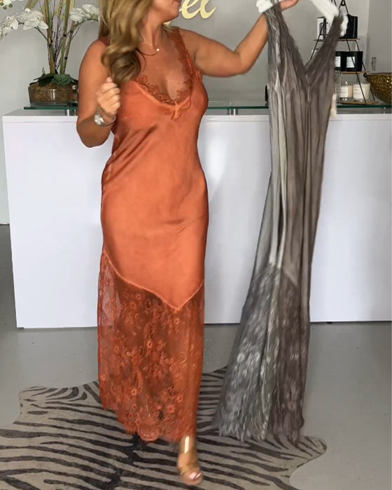 Enfärgad hängselklänning med spets