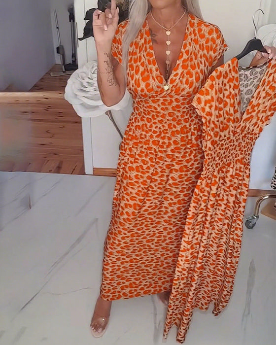 Elegant klänning med leopardmönster och v-ringning