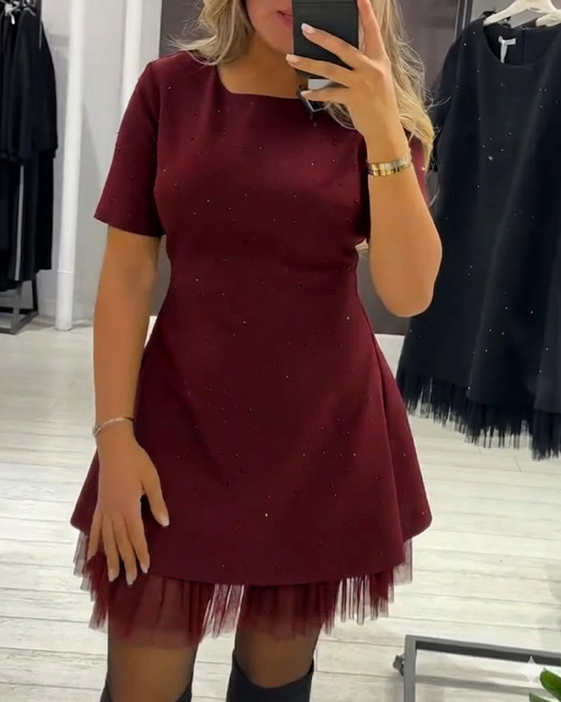 Elegant klänning med skimrande mesh-lappmönster