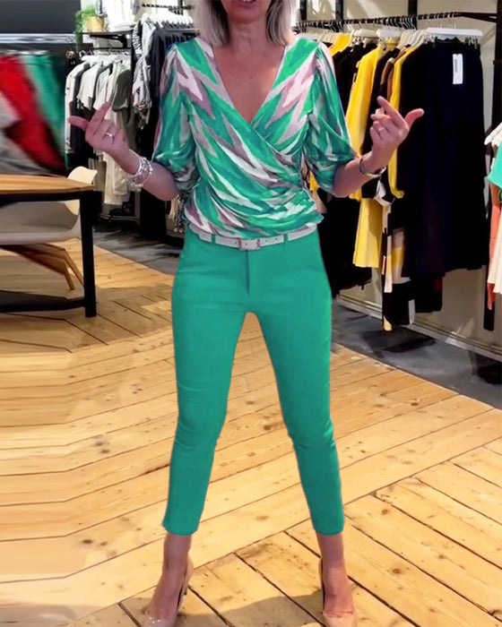 Tryckt avslappnad topp med djupt V