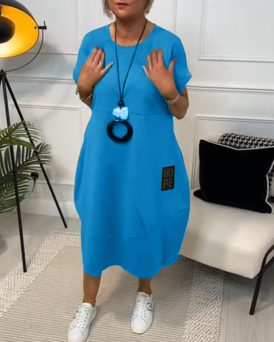 Enkel kortärmad klänning med bokstavstryck