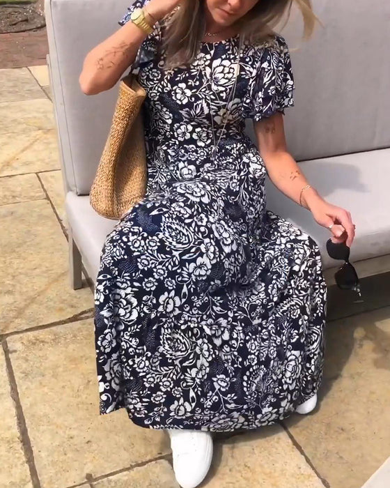 Kortärmad långklänning med blommönster