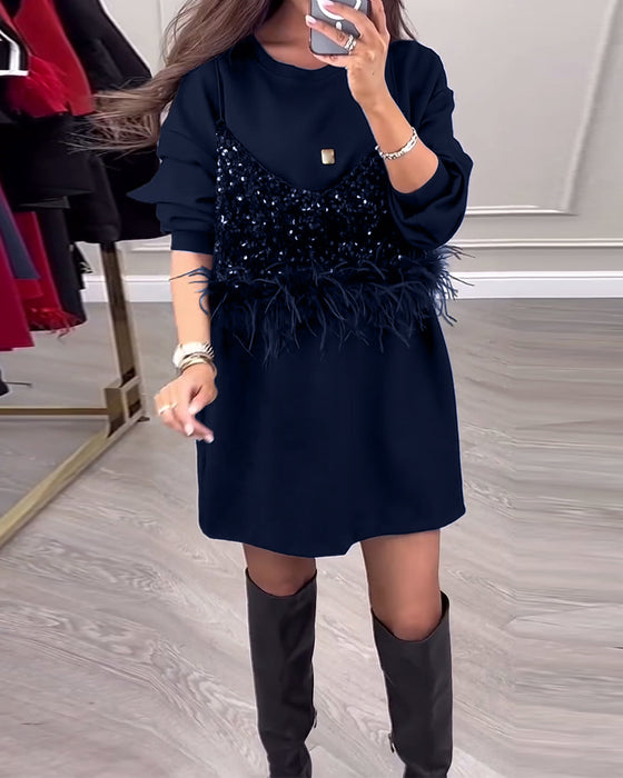 Moderiktig enfärgad klänning med paljett och fjäderpatchwork