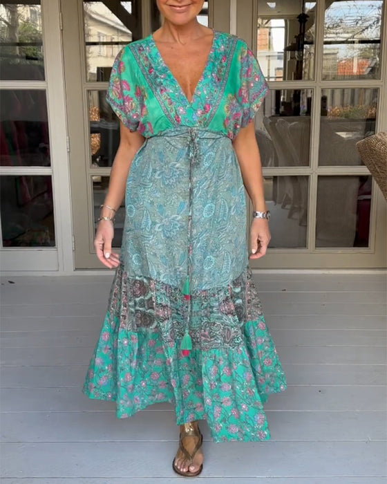 V-ringad elegant klänning med tryck