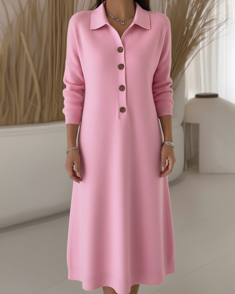 Moderiktig Klänning Med Knappar Och Slag