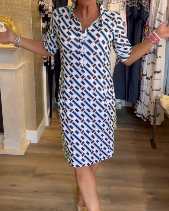 Geometriskt mönstrad klänning med V-ringning