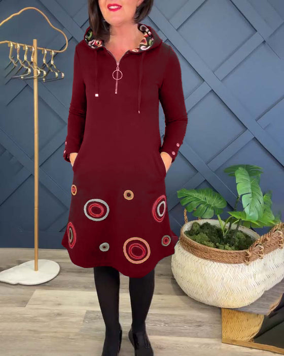 Avslappnad klänning med luva i cirkeltryck med dragkedja