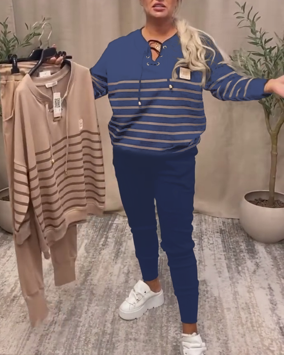 Tvådelat Set Med Avslappnad Randig Sportbyxa Vid Ankeln