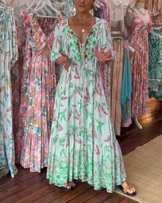 V-ringad maxiklänning med bladtryck för kvinnor