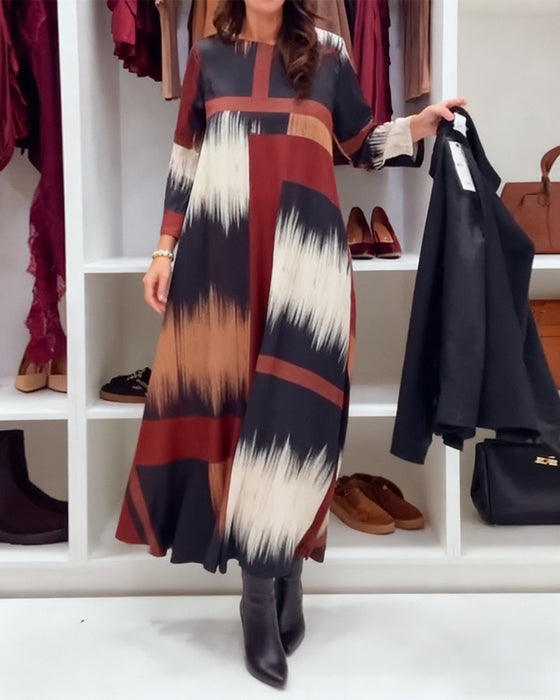 Modig Tryckt Klänning Med Runt Halsutsnitt Och Långa Ärmar