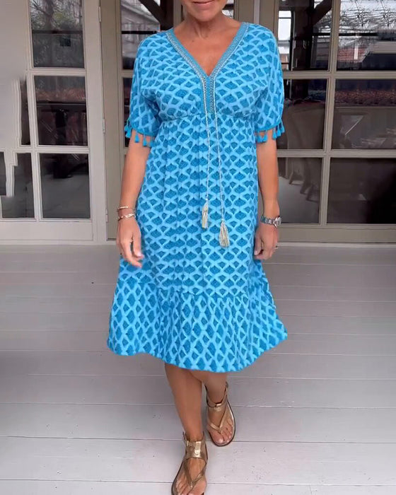 V-ringad klänning med tryck och fransar