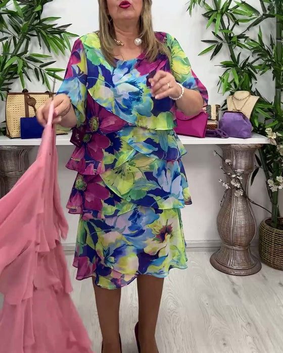 Blommig klänning med rund hals och halvärm med volang