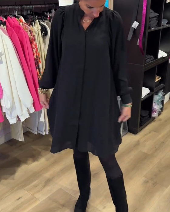 V-ringad knälång klänning