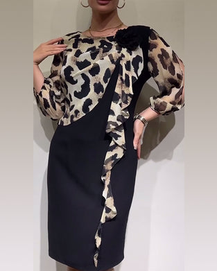 Elegant lapptäcksklänning I leopardmönstrad