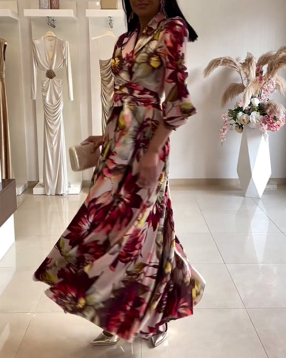 Blommig klänning med snörning och trekvartsärm